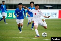 29일 한국 강원도 춘천에서 열린 5회 아리스포츠 국제유소년 축구대회 남북한 경기에서 북한 선수가 공을 차고 있다.