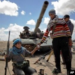 Des rebelles libyens au front