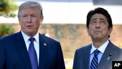 Predsednik SAD Donald Tramp, levo, sastao se sa premijerom Japana Šinzoom Abeom, nakon što je stigao u Kasumigaseki kantri klub u Kavagou, u blizini Tokija, 5. novembra 2017.
