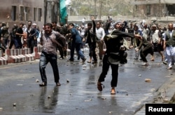 معترضان به ناتوانی دولت سعی در نزدیک شدن به کاخ ریاست جمهوری داشتند که با مقاومت پلیس مواجه شدند.