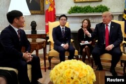 도널드 트럼프 미국 대통령이 지난해 2월 다양한 분야에서 활동하는 탈북민들을 백악관으로 초청해 환담했다.