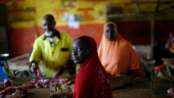 Une femmme s'approvisionne au marché de Gao, dans le nord du Mali.