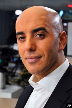 Penjahat Perancis terkenal Redoine Faid berfoto sebelum wawancara dengan TV Perancis, LCI, di Boulogne-Billancourt, di luar Kota Paris, Perancis, 22 November 2010.