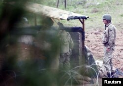 Turkish soldiers take up position near the border with Syria, in the Turkish border town of Ceylanpinar, Sanliurfa province, November 26, 2012.