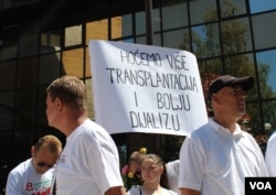 Bubrežni bolesnici protestuju pred Parlamentom FBiH, juni 2017. godine.
