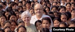 លោក Christian des Pallieres និង​ភរិយា​គឺ​លោកស្រី Marie-France des Pallieres ថត​រូបជាមួយ​នឹង​កុមារ​កម្ពុជា ដែល​ទទួល​បាន​ឱកាស​អប់រំ និង​ការ​ថែទាំ​នៅ​អង្គការ​ដើម្បី​ស្នាម​ញញឹម​នៃ​កុមារ (PSE) ដែល​ត្រូវបាន​បង្កើត​ឡើង​កាលពី​ឆ្នាំ​១៩៩៥។ (រូបថតដោយ PSE)