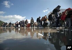 Des personnes fuyant la violence près la frontière entre la Libye et la Tunisie