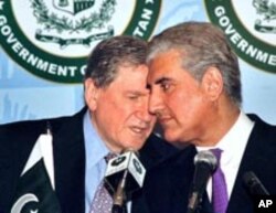 امریکی خصوصی نمانئدے ہالبروک پاکستانی وزیر خارجہ قریشی کے ہمراہ (فائل فوٹو)
