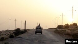 Kendaraan militer terlihat di jalan raya di utara Sinai, Mesir, 25 Mei 2015.
