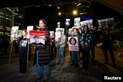 Ljudi na protestu protiv vlade i da pokažu podršku taocima koji su kidnapovani tokom smrtonosnog napada 7. oktobra 2023. u Tel Avivu, Izrael, 4. januara 2025. godine.