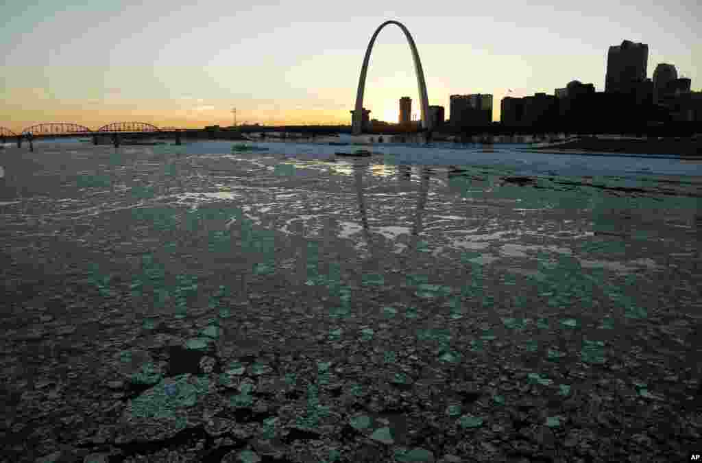 Es di Sungai Mississippi melewati &#39;Gateway Arch&#39; di kota St. Louis, negara bagian Missouri.