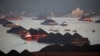 Tongkang batu bara sedang antri di sepanjang sungai Mahakam di Samarinda, Provinsi Kalimantan Timur, Indonesia, 31 Agustus 2019. (Foto: REUTERS/Willy Kurniawan)