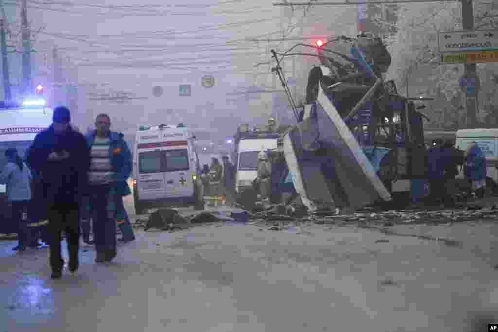 Mobil ambulans siap melakukan pertolongan medis bagi korban luka-luka dalam ledakan bus di Volgograd, Rusia.