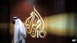 Lambang stasiun televisi Al-Jazeera di kantor pusat di Doha, Qatar. (Foto: Dok)