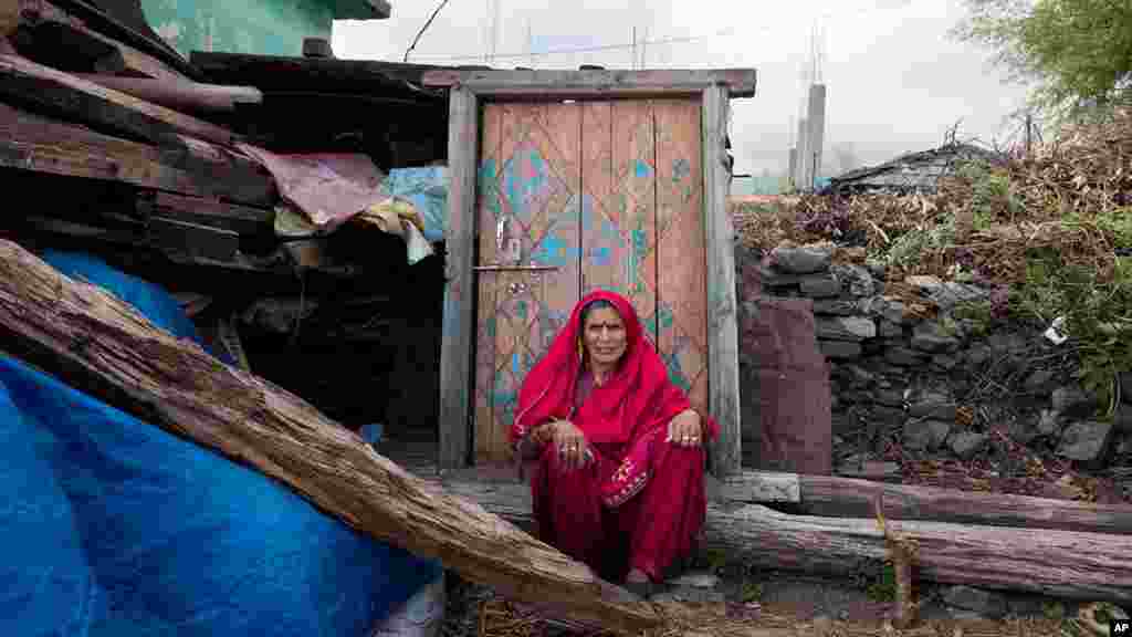 57 سالہ کانتا دیوی شمالی ریاست ہماچل پردیش میں رہتی ہیں۔ پچھلے دنوں ان کا بیٹا بیمار ہوا تو انہوں نے حکام سے مالی امداد طلب کی۔ لیکن کسی نے ان کی مدد نہیں کی۔ وہ اور ان کے شوہر پچھلے 40 سال سے ووٹ ڈالتے آئے ہیں۔ لیکن وہ ناامیدی کے باوجود اس بار پھر ووٹنگ میں حصہ لیں گی۔ 