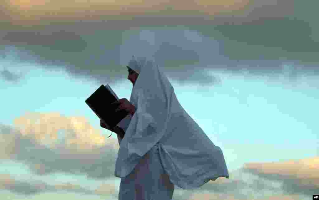 Seorang gadis Palestina membaca Al-Quran pada awal bulan Sha&#39;ban di Nablus, Tepi Barat.