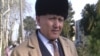 Deputatlikga nomzod, o'qituvchi Shodimurod Yoqubov saylov komissiyasiga shikoyat-ariza topshirayapti