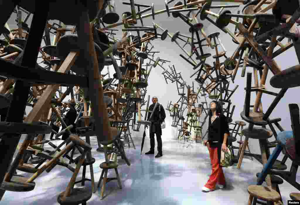 Instalasi seni berjudul &quot;Bang&quot; karya seniman China Ai Weiwei di paviliun Jerman pada pameran Venice Biennale ke-55. (Reuters/Stefano Rellandini)