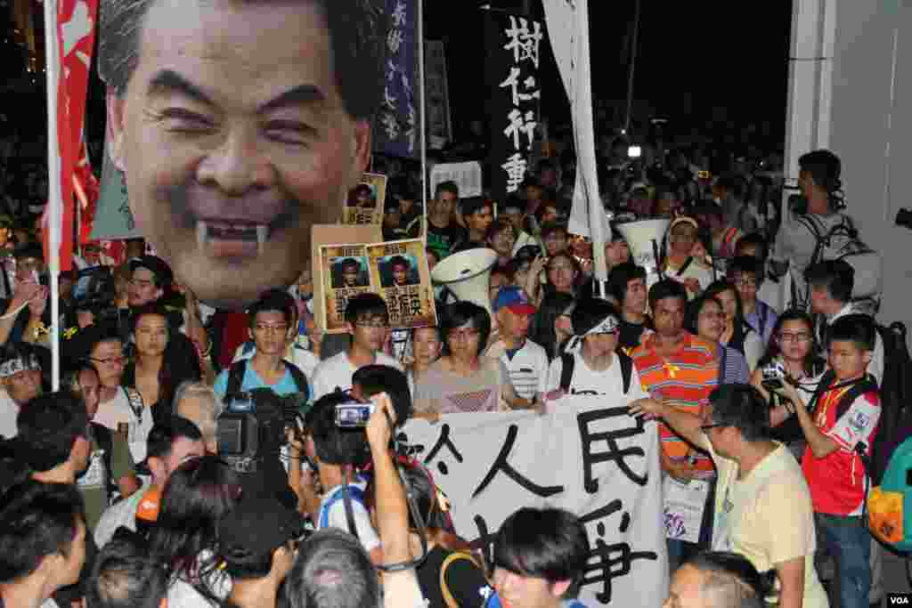 学联发起抗议梁振英拒绝对话公民抗命游行和留守礼宾府（美国之音图片/海彦拍摄）