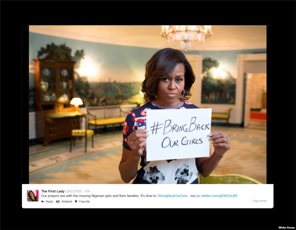 Ibu negara AS, Michelle Obama menunjukkan tulisan #BringBackOurGirls (Kembalikan gadis-gadis kami) untuk mendukung pembebasan 276 siswi yang diculik di Nigeria.