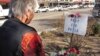 Seorang warga AS, Laura Spaeth memanjatkan doa di sebuah tempat peringatan bagi Kayla Mueller di kota Prescott, Arizona, Selasa (10/2).