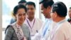 ပြည်ထောင်စုငြိမ်းချမ်းရေးညီလာခံကို တက်ရောက် လာတဲ့ ဒေါ်အောင်ဆန်းစုကြည်ကို ပြည်ထောင်စုဝန်ကြီးဦးအောင်မင်း နုတ်ဆက်။ (ဇန်နဝါရီ ၁၂၊ ၂၀၁၆) 