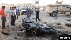 Pasukan keamanan di Irak memeriksa tempat serangan bom mobil di Kirkuk, 250 kilometer utara Baghdad. (Reuters/Ako Rasheed)