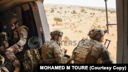 Opération française Barkhane: vol à basse altitude au-dessus de la région de Gao à bord d'un hélicoptère de l'armée française lors d'une mission opérationnelle, le 22 juin 2019.