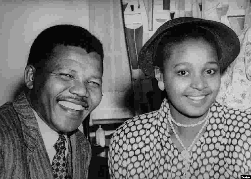 Nelson Mandela dan mantan istrinya, Winnie.