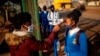 Une élève de l'école secondaire Winnie Mandela fait mesurer sa température avant la reprise des cours dans le canton de Tembisa, Ekurhuleni, le 8 juin 2020.