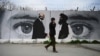 Un mur peint montrant Zalmay Khalilzad (g) le représentant spécial des États-Unis pour la réconciliation en Afghanistan et le cofondateur des talibans, Mullah Abdul Ghani Baradar, à Kaboul, le 5 avril 2020.