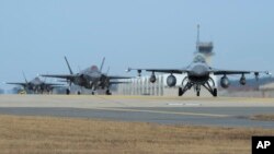 지난 2017년 12월 미-한 연합공중훈련에 참가한 미 공군 F-16 전투기와 F-35A 전투기들이 군산 공군기지에서 이륙 대기 중이다.
