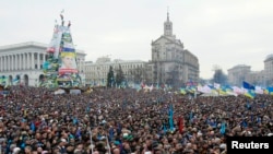 Pemrotes pro integrasi Eropa berkumpul dan mengadakan rally di Lapangan Kemerdekaan di Kiev, Minggu 15 Desember 2013. 