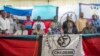 Le candidat de l'opposition Chadema à la présidentielle, Edward Lowassa, au centre, parle aux journalistes à Dar es-Salaam, le 29 octobre 2015, après.