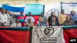 Le candidat de l'opposition Chadema à la présidentielle, Edward Lowassa, au centre, parle aux journalistes à Dar es-Salaam, le 29 octobre 2015, après.