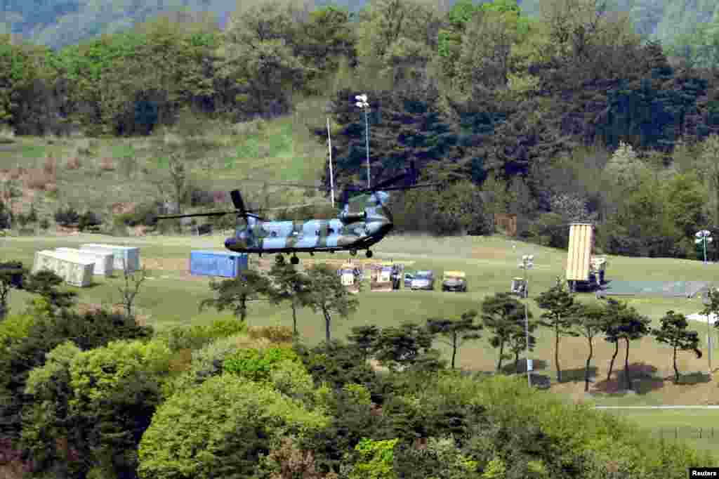 2017年4月26日，韩国星州郡的一部萨德系统拦截导弹发射器（右）。 9月6日，韩国国防部表示， 为了应对朝鲜核导挑衅导致的严峻局势，有待部署的4辆&ldquo;萨德&rdquo;发射车及有关设备将在星期四临时部署在庆尚北道星州的驻韩美军萨德基地。中国外交部发言人耿爽说，中国&ldquo;强烈敦促美国和韩国立即停止有关部署进程，撤除相关设备&rdquo;。 美国2017年开始在韩国部署萨德，以抵御朝鲜可能在朝鲜半岛上发动的攻击。美国在关岛也安装了一套萨德反导系统。