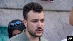 Studentski aktivista Mahmoud Khalil govori na protestnom kampusu na kampusu Univerziteta Columbia u New Yorku, 29. aprila 2024.