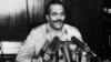 تجزیہ کاروں کے مطابق 1977 میں مارشل لا لگنے کی بنیادی وجہ حکمران جماعت پیپلز پارٹی اور اسٹیبلشمنٹ کے درمیان اختلافات تھے۔ میجر جنرل ضیا الحق نے آرمی چیف بننے کے لیے، لاڑکانہ میں بھٹو کے والد کی قبر پر جا کر فاتحہ پڑھی اور جھاڑو بھی لگائی۔ (فائل فوٹو)