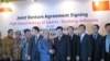 Pimpinan PT Pilar Sinergi BUMN Indonesia Sahala Lumban Gaol (kiri) bersalaman dengan Yang Zhongmin (kanan), Chairman of Board China Railway International Co. Ltd, seusai peresmian rencana pembangunan HSR Jakarta-Bandung, di Hotel Pullman, Jakarta, 16 Oktober 2015 (Foto: VOA/Andylala)