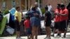 Presiden Barack Obama menyalami para korban banjir dalam kunjungan ke Baton Rouge, Louisiana hari Selasa (23/8). 
