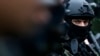 Arhiva - Pripadnik specijalnih snaga policije Srbije tokom antiterorističke vežbe u Beogradu, 15. novembra 2017. (AP Photo/Darko Vojinovic)