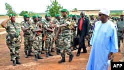 Le président IBK revoit des troupes près de Bamako (AFP photo).
