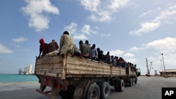 Des ressortissants Nigériens dans le port de Misrata attendant leur évacuation