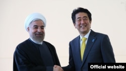 دیدار حسن روحانی رئیس جمهوری ایران (چپ) با شینزو آبه نخست وزیر ژاپن در حاشیه مجمع عمومی سازمان ملل متحد - ۱ مهر ۱۳۹۳۱۳۹۴