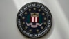 FBI pečat prikazan je na zidu u Omahi, Nebraska, 10. avgusta 2022.