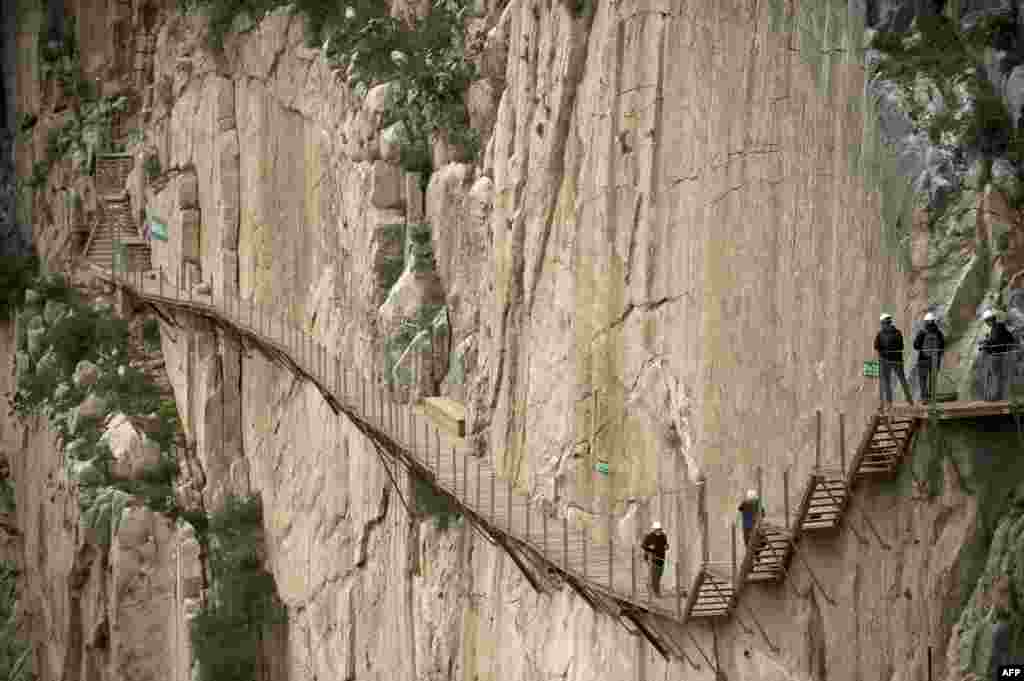 Para wartawan berjalan dalam kunjungan ke jalan setapak &quot;El Caminito del Rey&quot; (jejak kecil Raja) jalan setapak yang sempit dan menggantung di dinding ngarai yang curam di Ardales dekat Malaga, Spanyol, 15 Maret 2015. Jalan selebar satu meter dan sepanjang 7,7 km, bergantung di ngarai Ardales di ketinggian 100 meter, ditutup di pertengahan 90an setelah banyak pemanjat tebing yang meninggal.