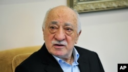 فتح اﻟله گولن، روحانی ۷۵ ساله و پرنفوذ ترکیه، در حال حاضر در آمریکا زندگی می کند.