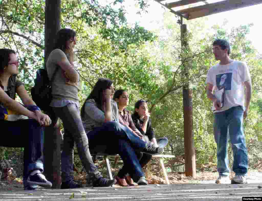 Direktur Taman Botani Tel Aviv University Yuval Sapir menggunakan taman untuk mengajar mahasiswa mengenai tanaman dan aneka ragam lanskap di Israel. (Tel Aviv University Botanical Garden)