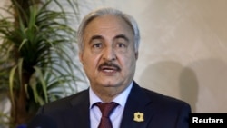 Le maréchal libyen Khalifa Haftar, chef des forces armées du gouvernement parallèle libyen basé
dans l'est, lors d’une conférence de presse à Amman, Jordanie, 24 août 2015.