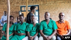 Quatre journalistes du média indépendant burundais Iwacu Press Group et leur chauffeur comparaissent devant la Haute Cour de Bubanza, à l'ouest du Burundi, le 30 décembre 2019. Ils étaient accusés de complicité d'atteinte à la sécurité intérieure de l'Etat. (Photo: AFP)